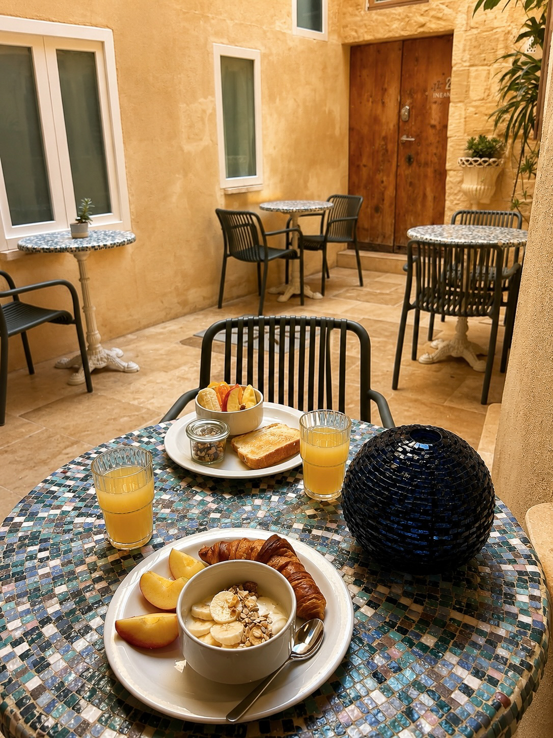Breakfast in the courtyard – heritage guest house Rabat Malta
